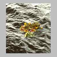 104-1029 Ein Kranz und Blumen aus Ostpreussen schwimmen ueber der Stelle, an der seine Urne versenkt wurde..jpg